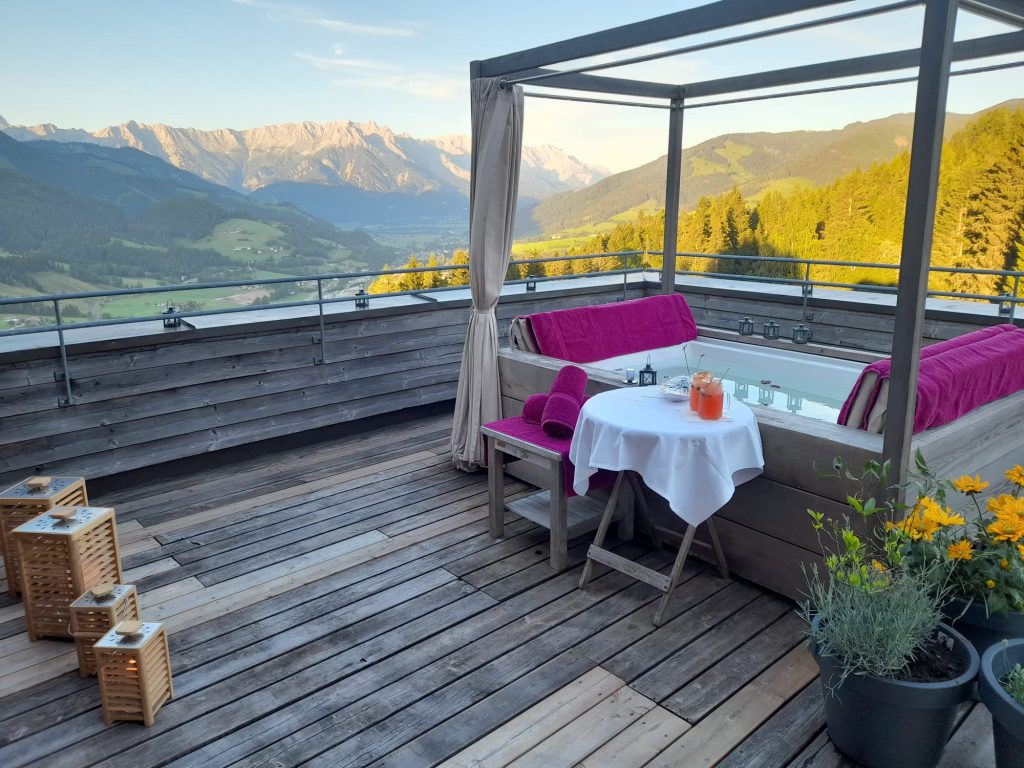 Romantik pur am ROOFTOP von Leogang im Lifestylehotel Forsthofalm. Magische Stunden für deinen Urlaub mitten in Salzburg